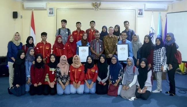 Dua Mahasiswa FISIP UBB Terima Beasiswa Vivian Gordon Bowden Dari Kedutaan Besar Australia
